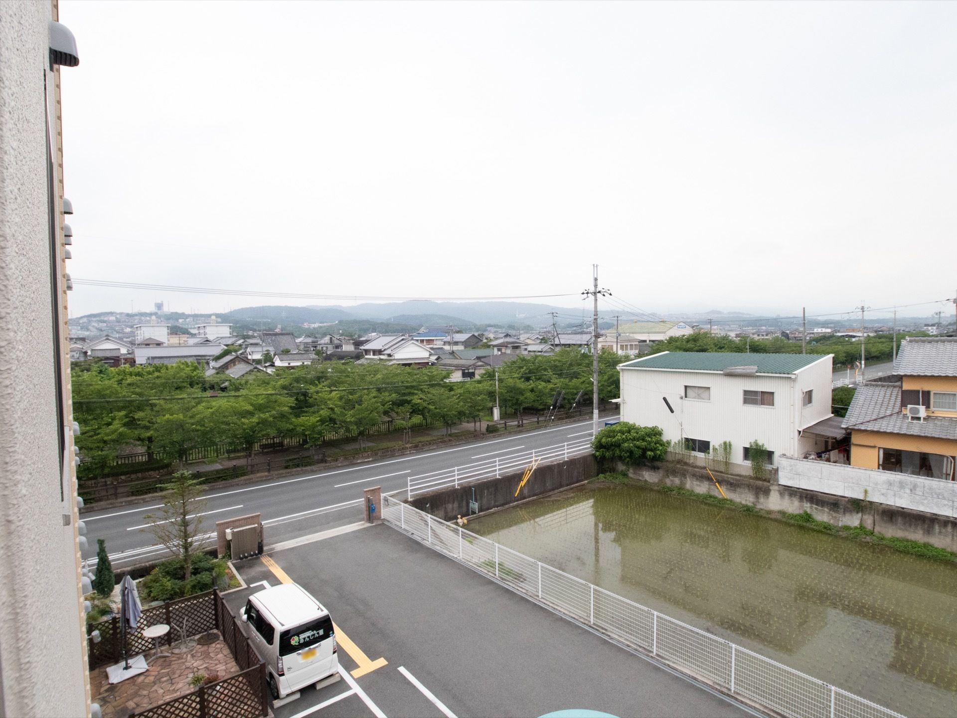周囲の住宅街を望むことができる。周りには高い建物がないので、遠くまで見渡すことができ、眼下には水田がある。
