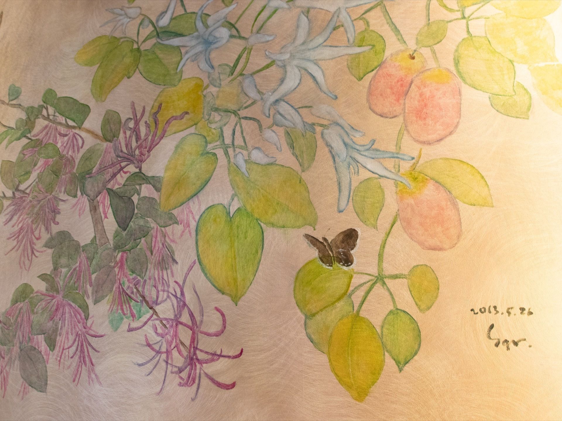 施設内の壁面に手書きで色鮮やかな植物が描かれている。絵があることにより室内の雰囲気が和らいだ印象になっている。