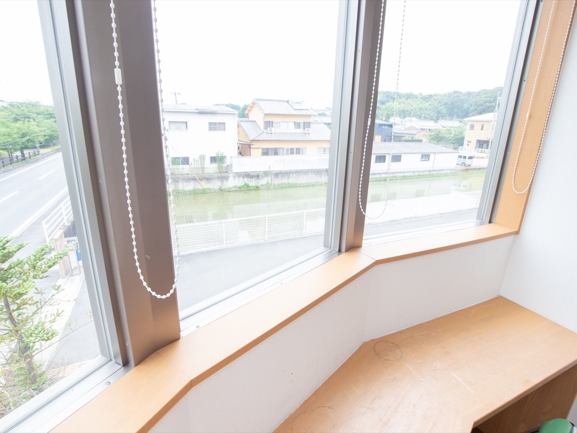施設周辺は高い建物がないため、大きく広がっている空を眺めることができる。また、豊かな自然に囲まれている。