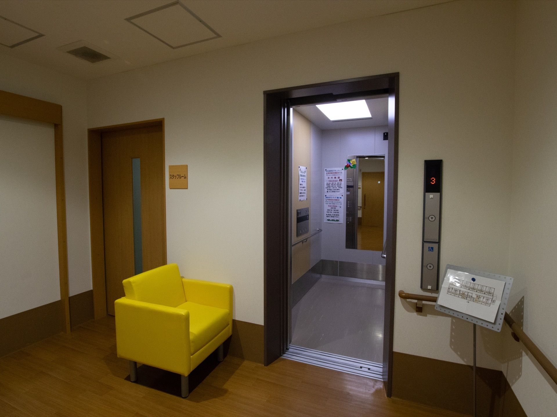 エレベーターホールの右奥には施設の案内図が設置されており、入居者様がエレベーターの待ち時間に確認することができる。