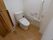 明るいトイレの出入口はスライド式のドアになっているため、入居者様は軽い力で速やかに開閉することができる。