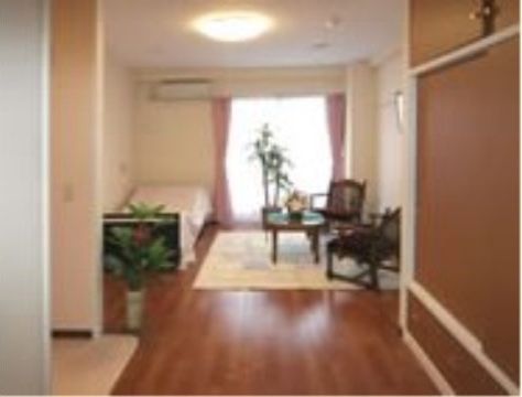 居室内にはエアコンが完備されているので、体調を崩しやすい入居者様にも安心である。広めの居室は、ゆったりと過ごすことができる。