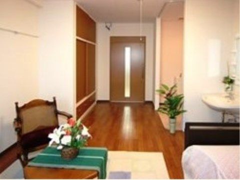 通路は広く、室内に洗面台が設けられているなど、車椅子をご利用の方が使いやすい造りになっている。植物や家具が置かれている。