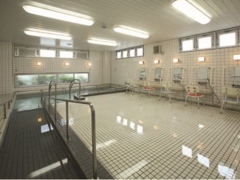各シャワーには、座りやすいシャワー椅子を置いている。湯船は広いので、ゆっくりと足をのばしてリラックスすることができる。