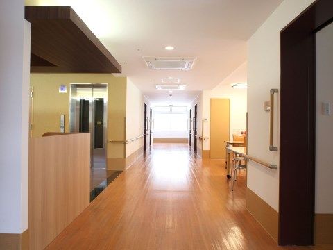 グランメゾン迎賓館京都鳴滝の共有スペース。長く廊下が続く。