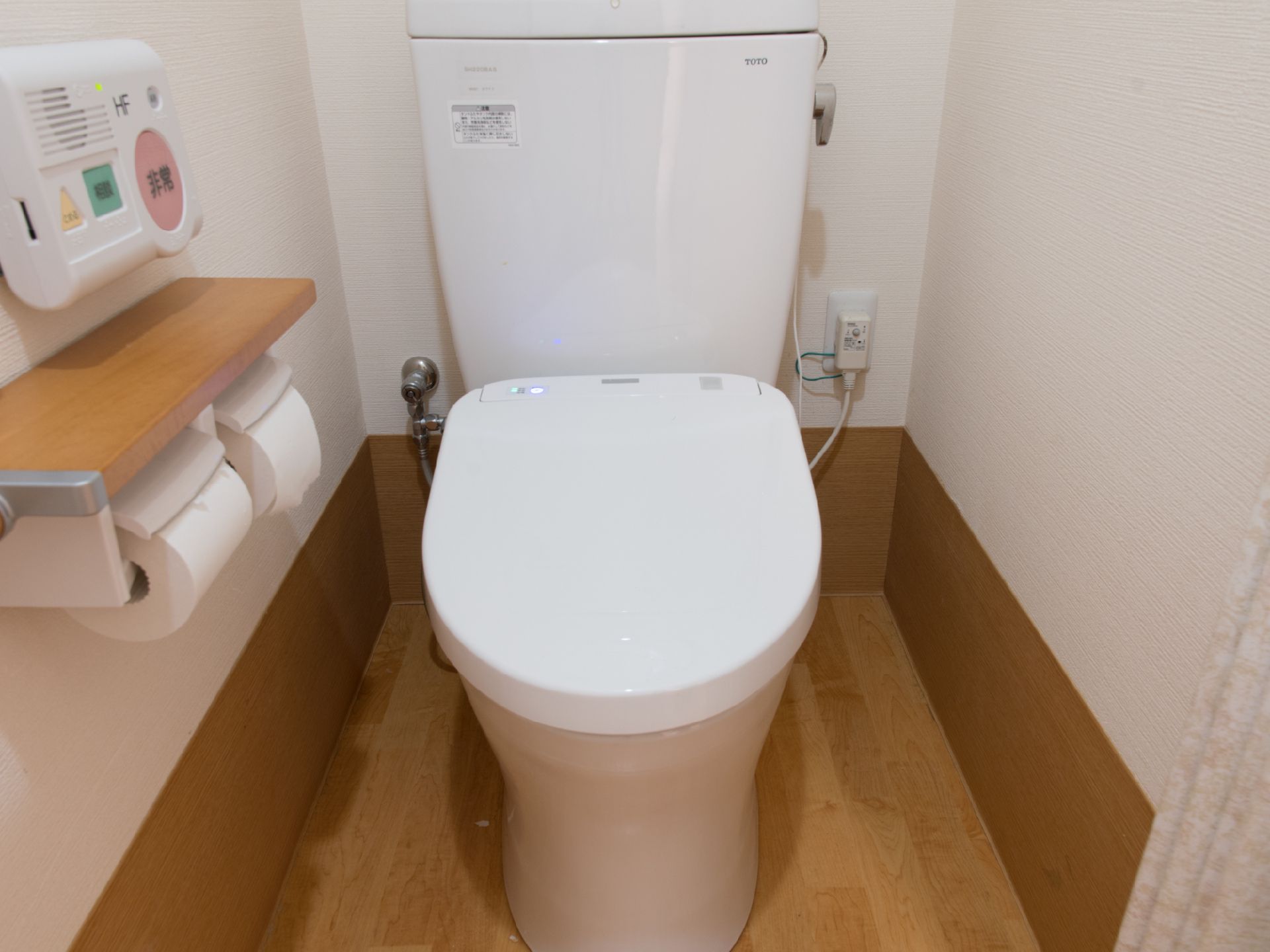 居室のトイレは、足の不自由な方が使いやすいようバリアフリーの床面になっている。部屋との仕切りはカーテンとし、出入りを容易にした。