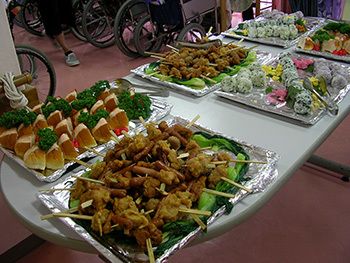 大皿に盛られたおにぎりや、ソーセージとから揚げの串