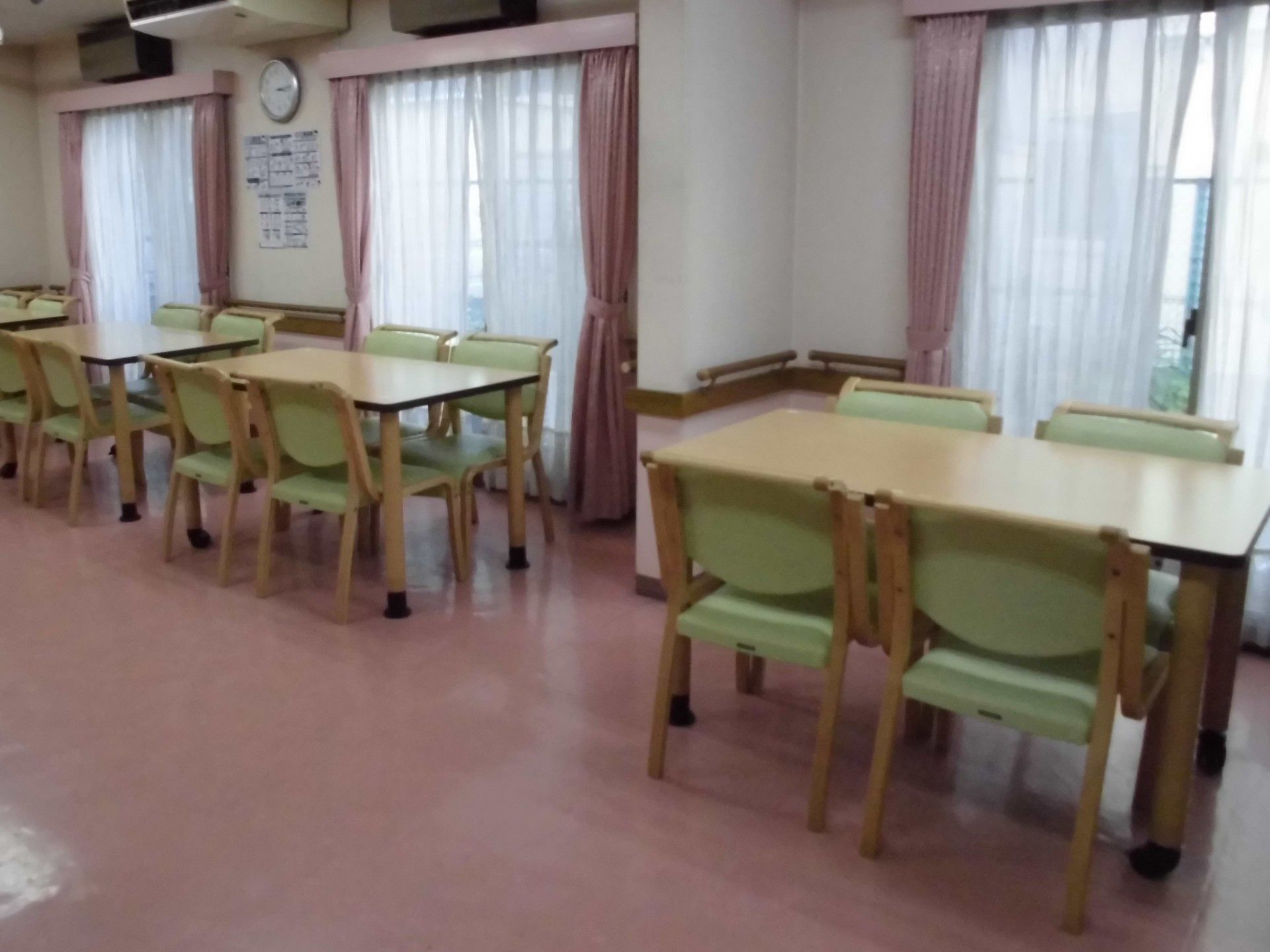 4人掛けのテーブルセットが、2セットずつ合わせて並べられた食堂である。健康と味に配慮された食事を、毎日食べることができる。