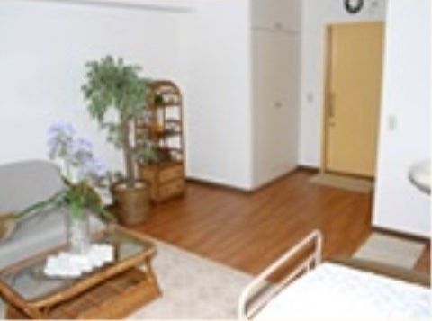 室内には籐でできた棚やテーブルがある。ソファや観葉植物も置かれていて、自宅のリビングのような雰囲気になっている。
