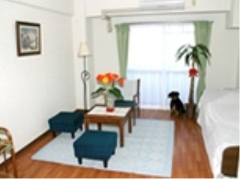 白い壁の部屋はエアコン完備である。やや広めの室内にはベッド、３人でくつろげるテーブルと椅子が置かれている。