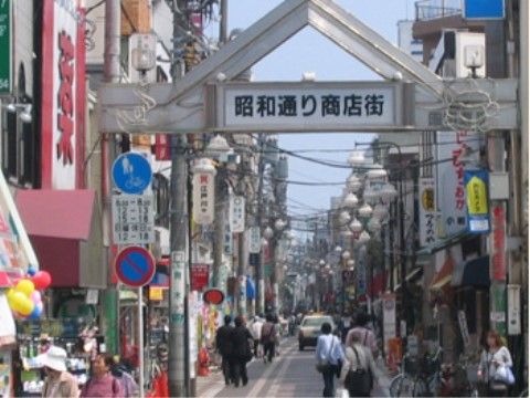 当施設の最寄りの駅前の商店街である。駅が近いので電車でのアクセスが良い。また、商店街でのお買い物も楽しめる。