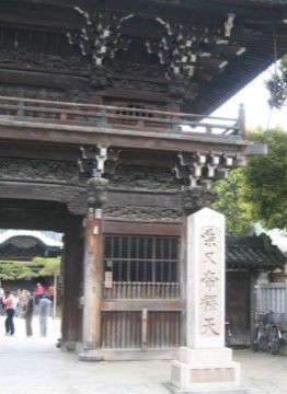 当施設の近隣にある寺院である。年配の方が多い入居者様には、外出先の一つとして好まれている場所である。
