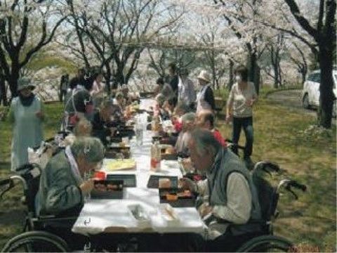 健康の郷 すみれ・絆のレクリエーション。お花見をしている。