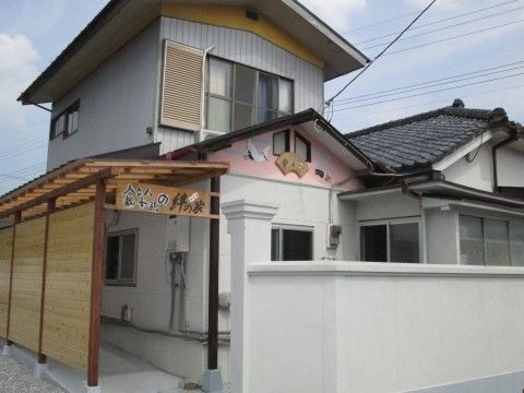 「健康の郷 絆」の外観。２階建ての一軒家。