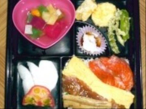 健康の郷 すみれ・絆の食事。お弁当容器に入った食事。