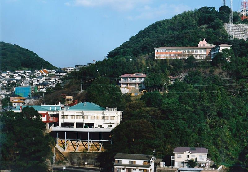 緑豊かな丘の上の建物