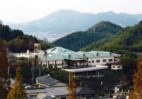 緑豊かな施設外観