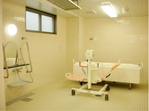 天井と左の壁に照明があり、壁の上部には窓が設けられている。通常の浴槽はなく、機械浴の設備のみを置き、広いスペースを確保している。