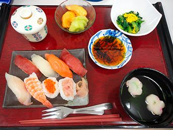 握り寿司と茶碗蒸しと吸い物のセット