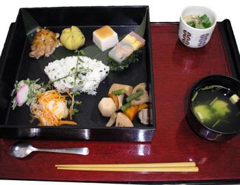 野菜の煮物と茶碗蒸しと吸い物のセット