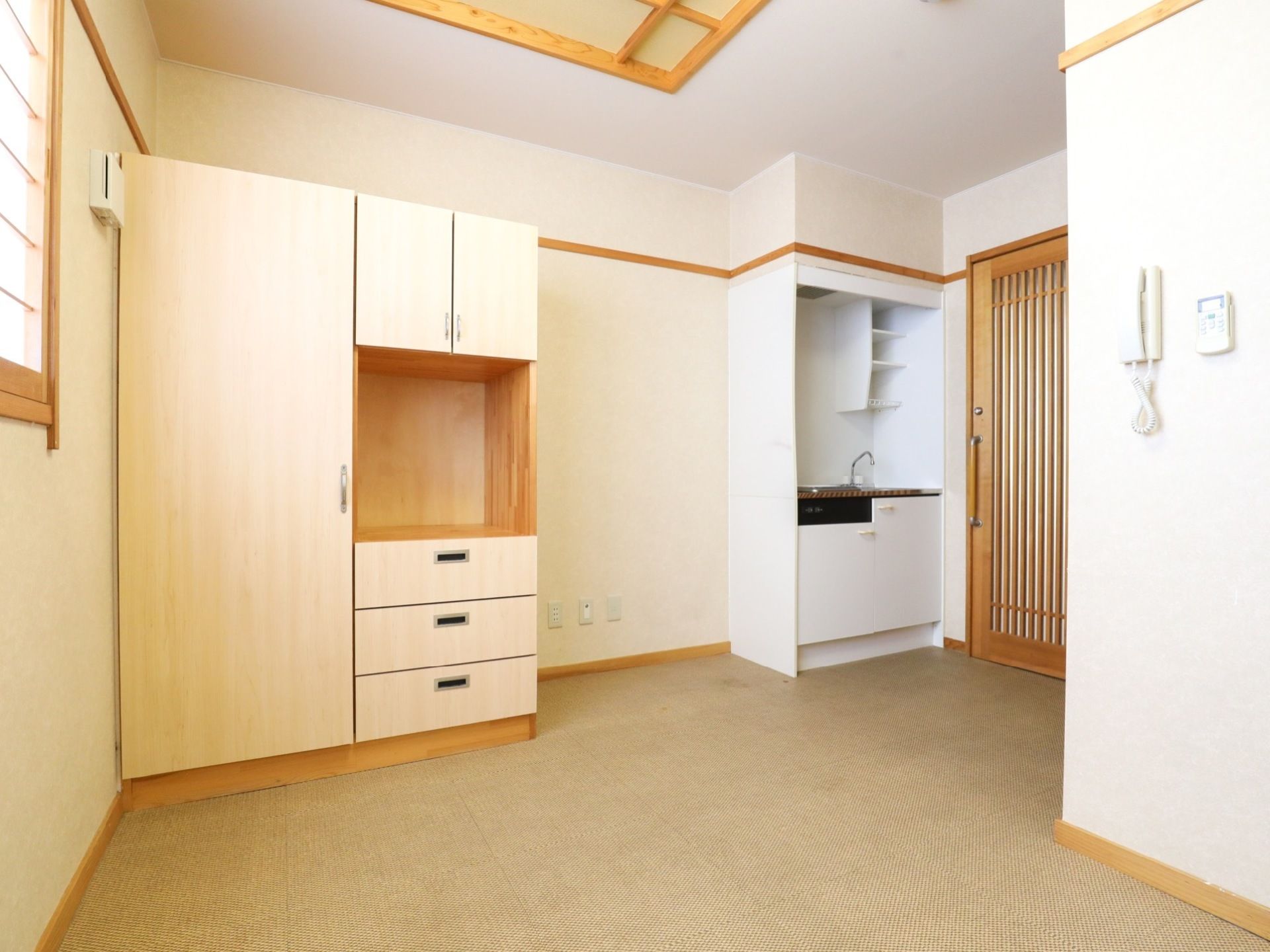 居室は和風の内装になっており、床はフラットである。ミニキッチン、洋服、収納タンスが備え付けられている。