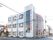 建物は窓が多くあるので、居室の採光と通気が確保されている。壁に施設名が大きく付けられているので、分かりやすい。