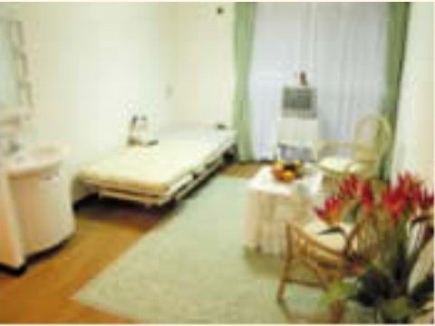 居室は１５平米からになっている。ベッドとテーブルセットを置いてもまだ家財道具を置けるスペースがある。