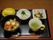 炊き込みご飯に汁物、おかず、小鉢、フルーツが盛り付けられた食事。旬の食材を使い栄養バランスの整った食事を作っている。