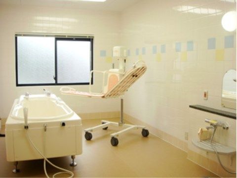 車椅子をご利用の方や寝たきりの方もご使用いただける介護用の浴室を完備。窓もあり、明るい日差しが差し込む清潔な場所となっている。