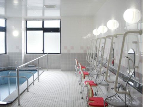 タイル張りの浴室には洗い場が４箇所ある。浴室は掘りごたつタイプなので、足を上げなくても浴室内に入れる。