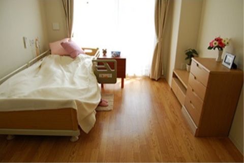 大きな窓から光が差し込む明るい部屋である。ベッドや家具はすべて低めのものを採用し、車椅子でも使い勝手がいいように配慮されている。