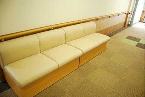 床はやわらかい踏み心地のカーペット敷きで、複数人で座れるソファーが置かれており、入居者様同士の交流にも役立てていただける。