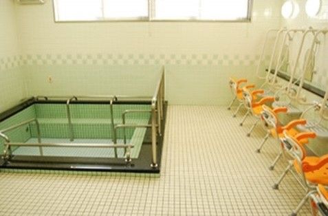 複数ある洗い場にはすべて手すりとシャワーチェアを設置し、立ち上がりなどが簡単に行えるよう工夫されている。