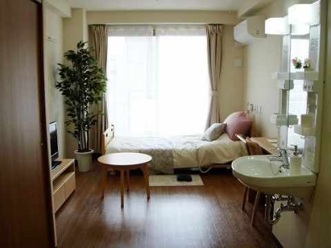エアコンや洗面台が備え付けられているので、プライベートをしっかり守れる。大きな窓が部屋の印象を明るくする。
