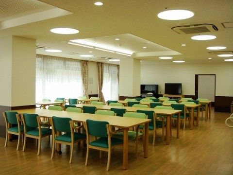 広々とした食堂は、座席数も多く入居者様が揃って食事を楽しめる。明るく清潔感があるので、衛生面も安心。