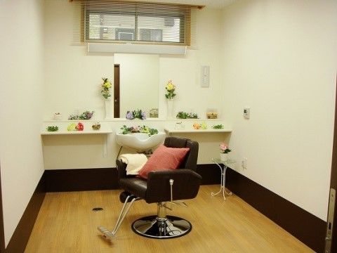 まるでサロンに来たかのような空間は、館内にある理美容室となっている。プライベートな時間を満喫できる。