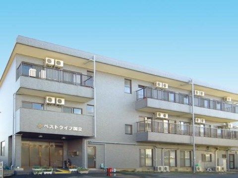 ３階建ての建物である。施設の玄関前はゆるやかなスロープになっており、車椅子をご利用の方でもスムーズに入館できる。