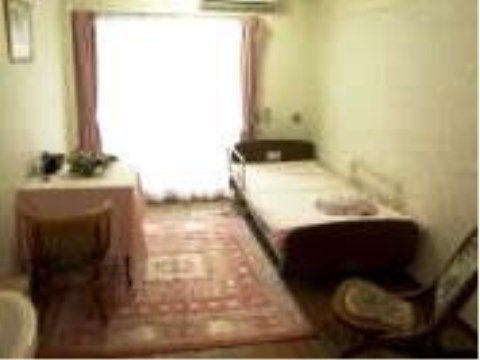 大きな窓が印象的で、明るい部屋になっている。ベッドのほかに、椅子とテーブルが置かれ、絨毯が敷いてある。