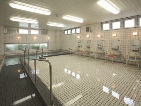 大浴場はバリアフリー設計で、シャワーや湯船の周辺には手すりが取り付けられている。シャワーチェアも用意されている。