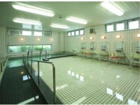 清潔感のある浴室の洗い場と移動スペースは余裕のある広さが確保されており、ゆっくりと安全に移動することができる。