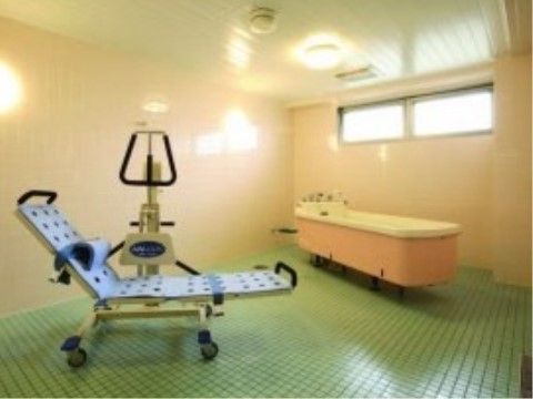 介護浴槽のある浴室では、スタッフの介助により身体に負荷を掛けることなく楽な姿勢で入浴することが可能である。