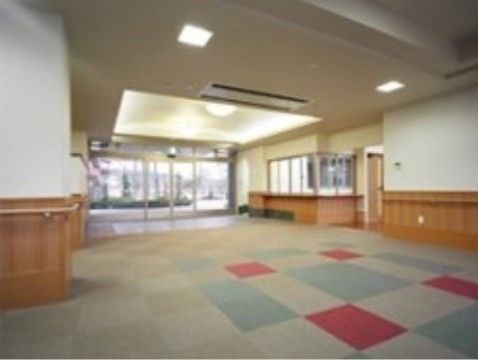 ガラスの自動扉の前には円形の植え込みがある。入ってすぐ脇にはガラスの窓が付いた受付カウンターがある。