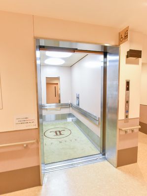 明るいエレベーター