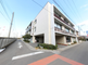 静かな住宅街の介護施設外観