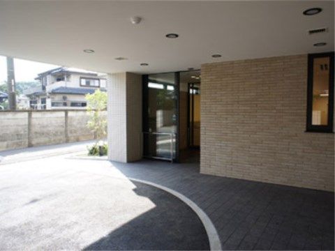 玄関ポーチは十分なスペースを設けており、大きな車でも楽に乗り入れ、旋回が可能である。また屋根があるため、雨の日でも濡れる心配がない。