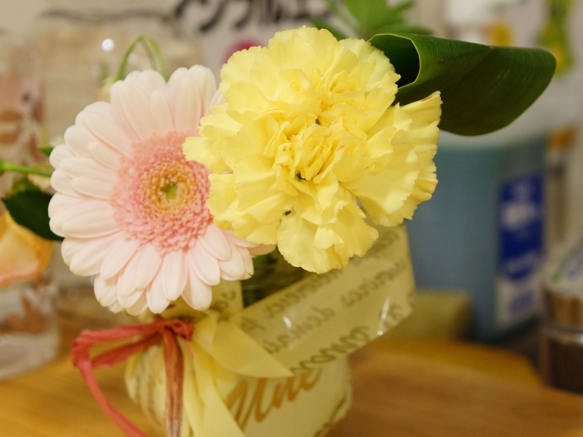 施設のさまざまな場所に花を飾っている。華やかな空間になり、明るい環境で生活することができるよう工夫されている。