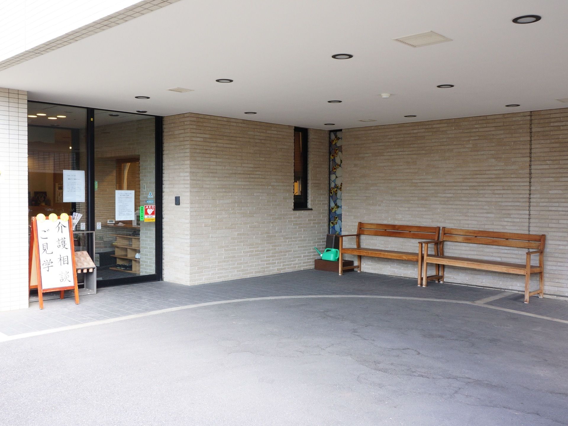 玄関前スペースは広く、バリアフリーとなっているので車での出入りもできる。車椅子をご利用の方も乗り降りがスムーズに行える。