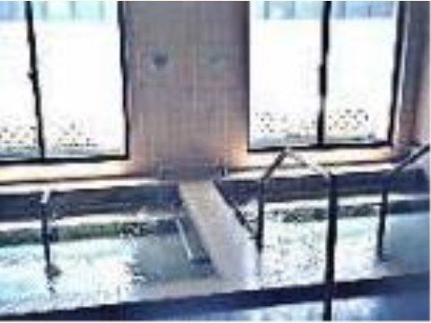 窓際の浴槽内部は階段状の段差が設けられており、入居者様が入浴の際には一時的にそこに座ることが可能である。