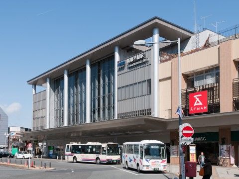 駅の前はロータリーになっており、そこには市営バスの停留所があるので、電車を利用後速やかにバスに乗ることができる。