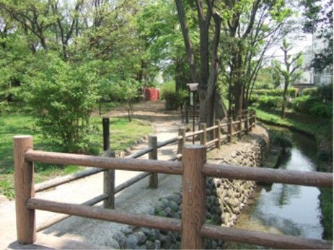 きれいに整備された水路がある緑豊かな公園である。入居者様とスタッフの散歩の際には自然を体感することができる。